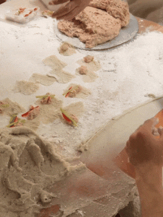 去广东旅游,街边看到这操作我傻眼了!一刀刮成薄片,本地人排队疯抢,这到底什么美食?