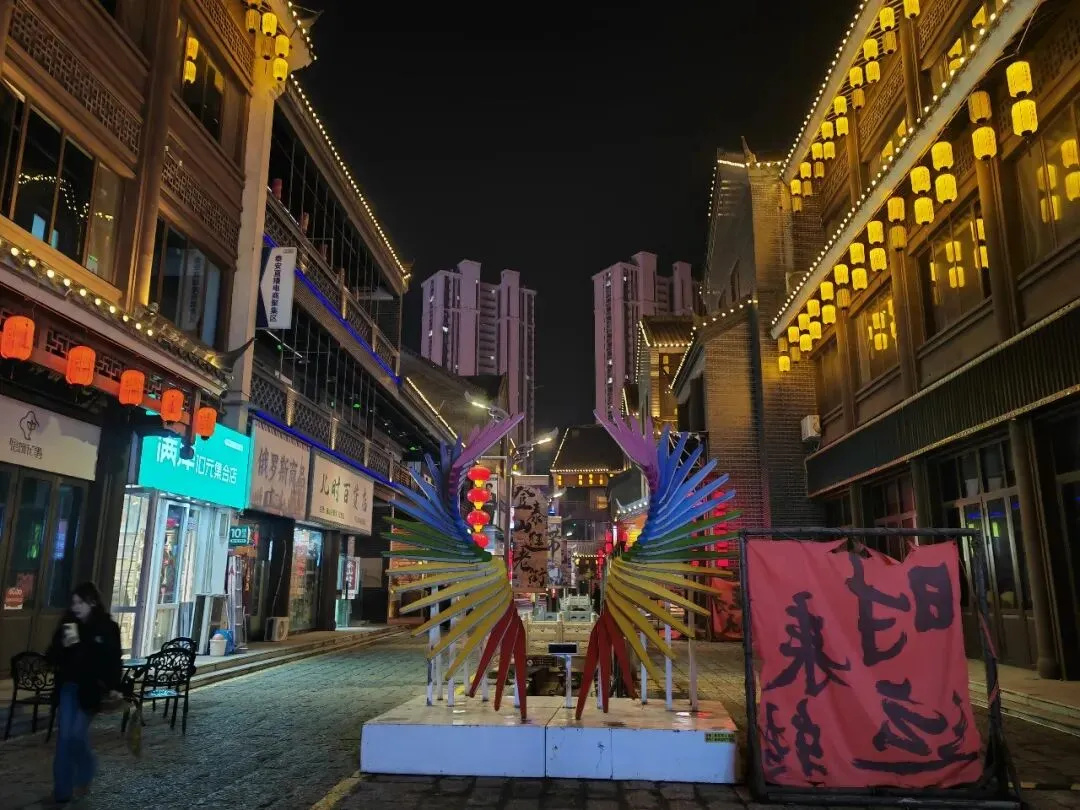 泰安:它是第一批国家级夜间文化和旅游消费集聚区之一,集美食娱乐购物休闲于一体,一个年味活动又让它爆火