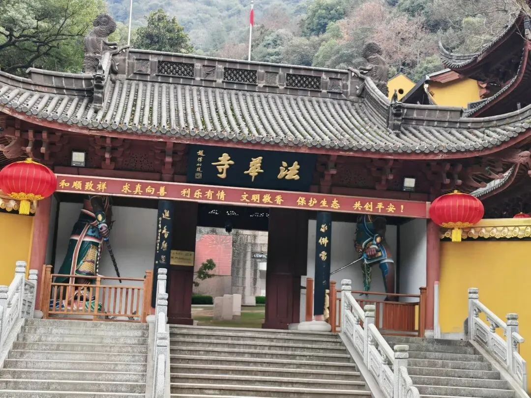 今天去了灵隐景区,风景真的很美,灵隐寺也很庄严很震撼.