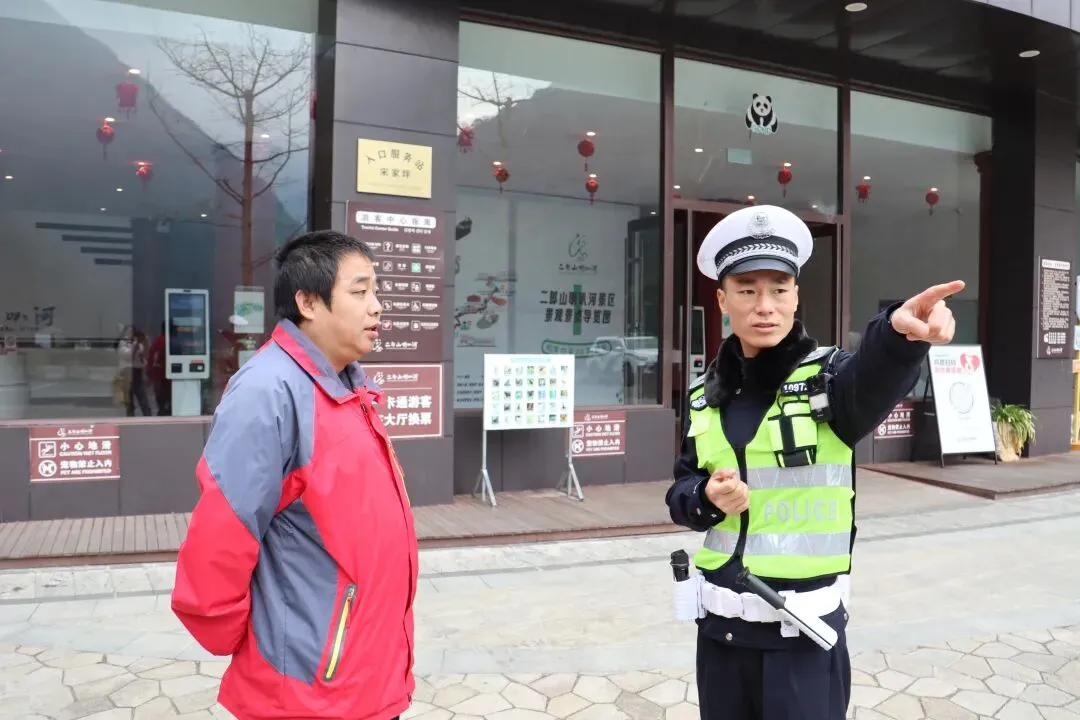 景区里的守望者:他们守在路口,给万家递平安