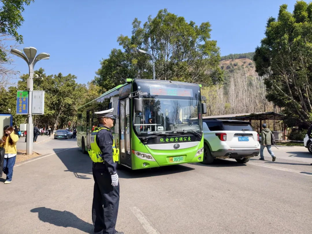 邛泸景区人流车流仍密集 建议市民游客出行首选公共交通