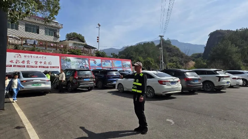 红岩岭景区春节假期交通保障有力景区游客如织