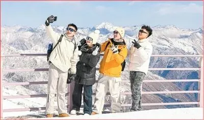冰雪旅游热潮涌动(新时代画卷)