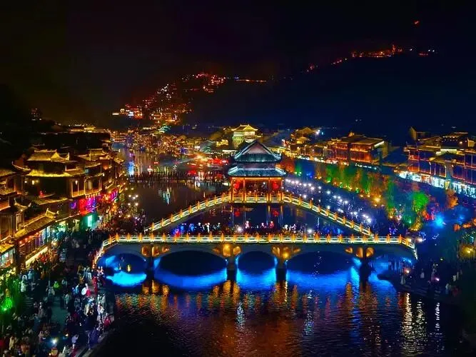 凤凰古城沱江两岸把全国景区的饭碗给砸了