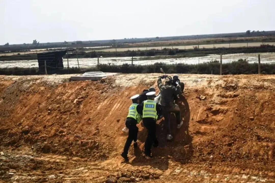 外地人来北海骑摩托车旅游,连人带车翻入3米深的水沟
