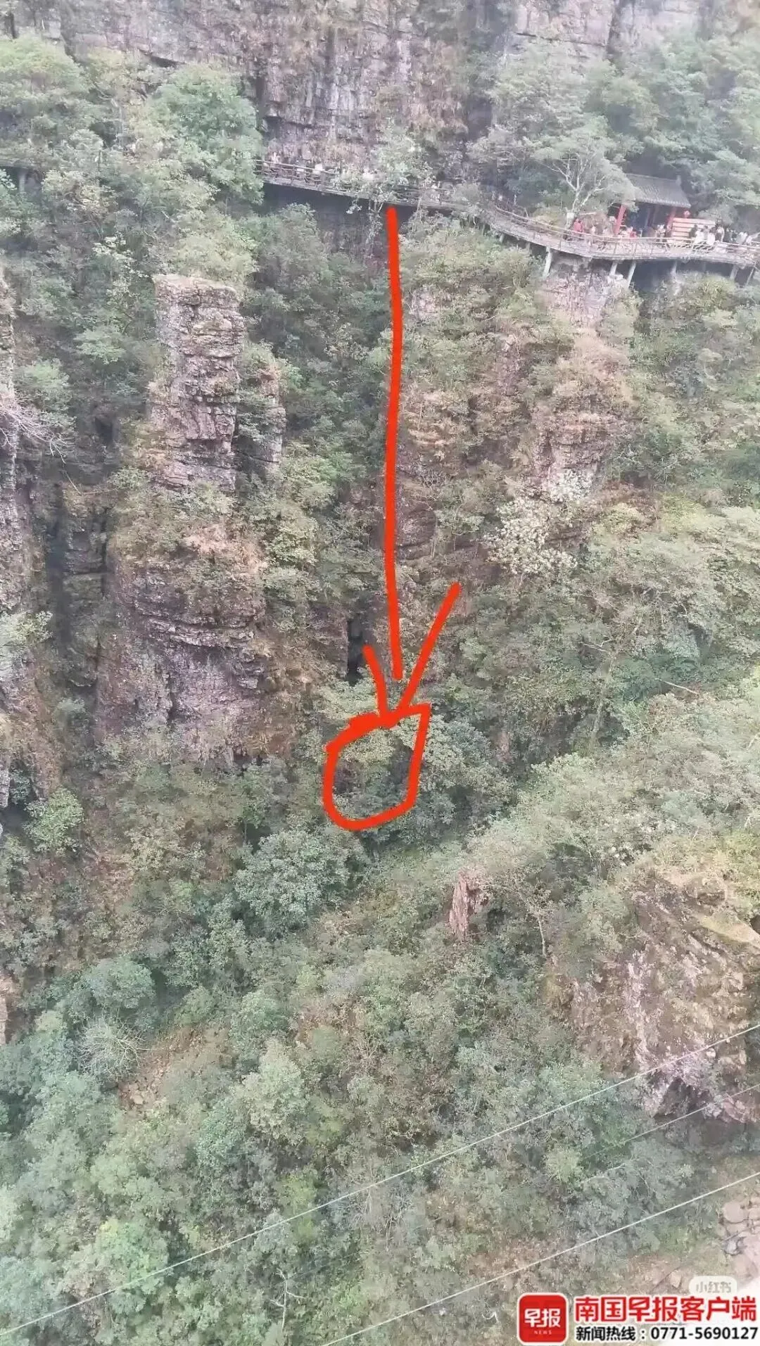 10岁男孩在广西北帝山景区栈道踩空坠下,致多处骨折,家属称事发位置隐蔽,缺少警示和防护;当地文旅:已督促完成整改