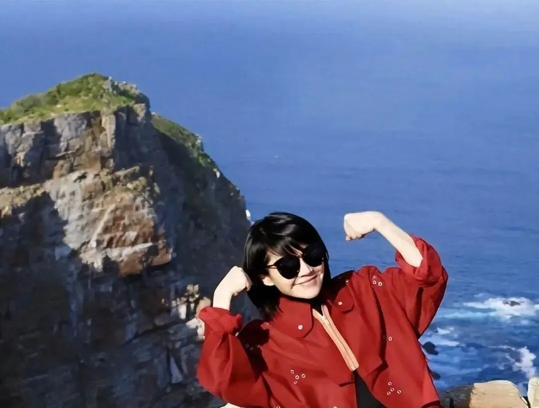 55岁许晴剪了短发减龄20岁,去旅游穿风衣+皮裤,完全没有大妈味