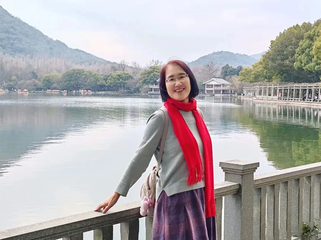 中年姐姐过年旅游拍照,7个姿势,温柔明媚有气质,自然大方又好看