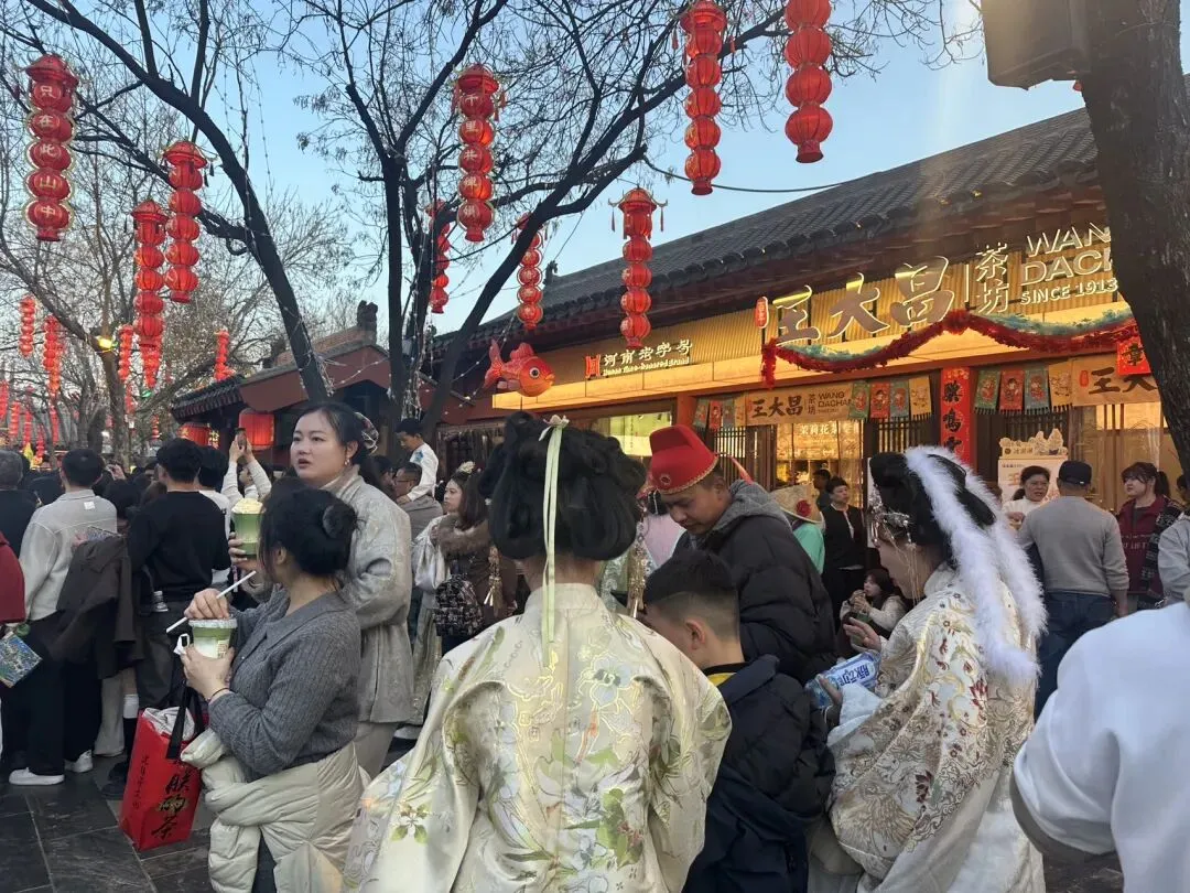 网红景区“在地场景”打造路径:从流量吸引地到情感共同体