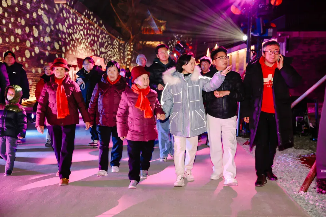 【文明旅游】我在丰台过大年|“只要妈妈还能走,我就带她看风景” 山东小伙全家受邀夜游宛平城,说出最朴素的愿望