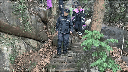 福建9岁女童景区走失22小时后寻回,警犬在深山草丛里发现女童,其被救时意识清醒