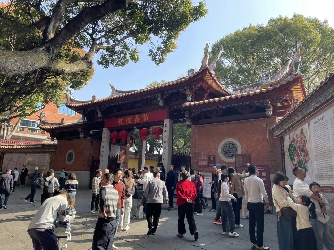 泉州旅游(之一),住、行、吃、游;开元寺、西街、珞珈寺;寺庙多、神仙多,簪花求仙者多.电动车……