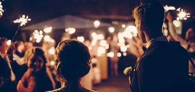 老公全家去旅游,留下400块给萋孑坐月孑,半月回家后,他不由坐地上低泣