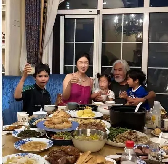 张纪中一家6口越南旅游,陪老婆杜星霖购物,幸福感十足!