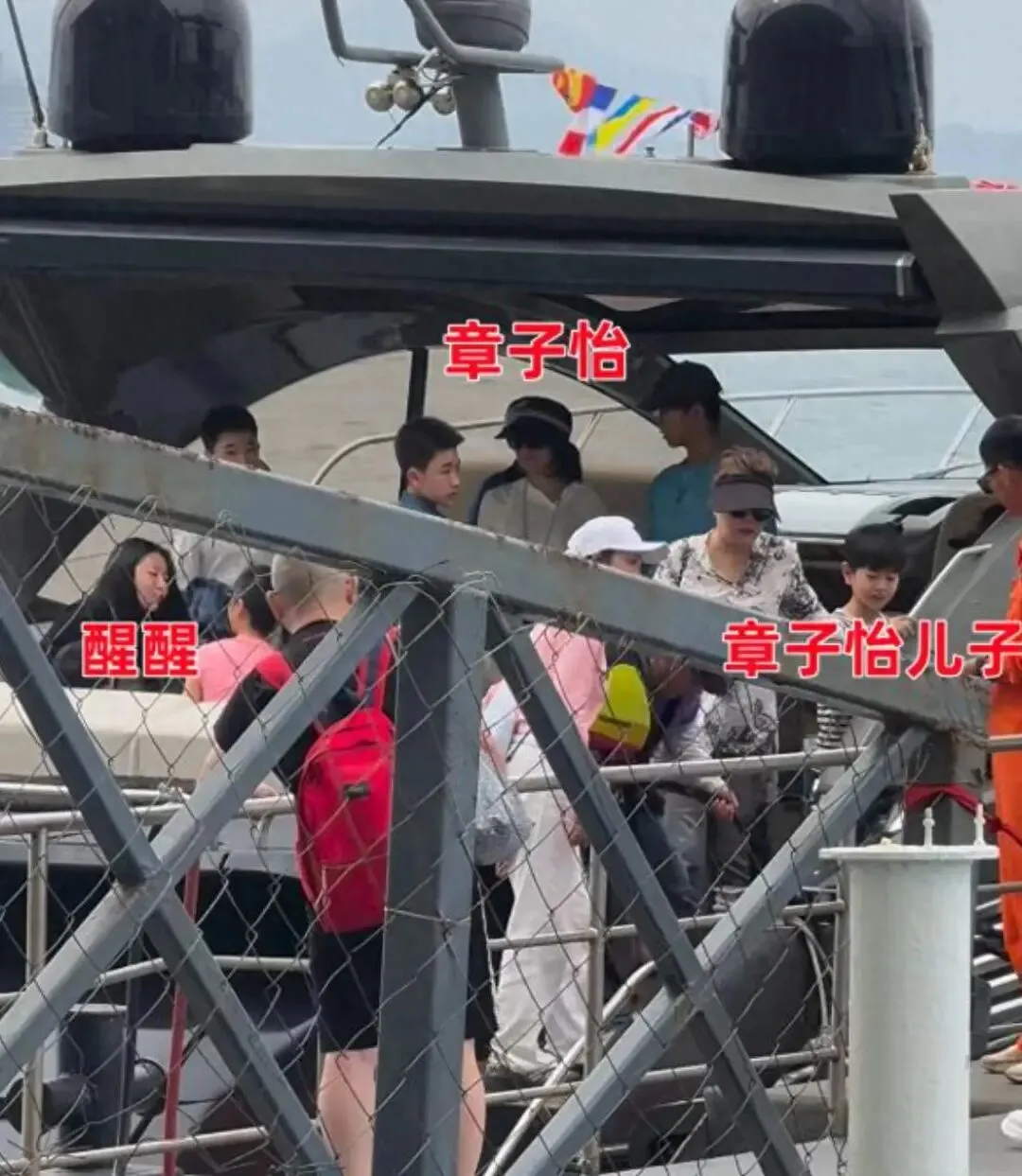 马年春节,47岁章子怡带一双儿女在三亚旅游,女儿懂事,儿子乖巧