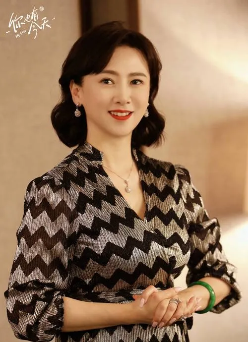 56岁翁虹转行到景区跳舞,身材发福显圆润,女神选择做自己后更开心了