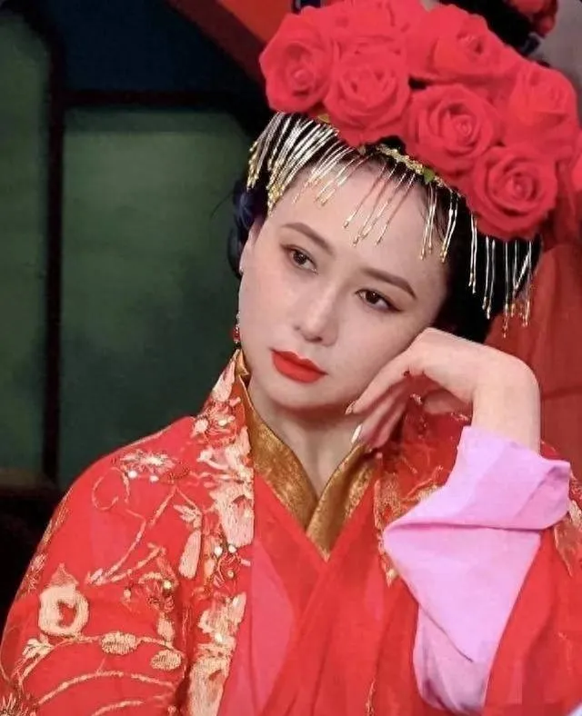 落地的凤凰不如鸡?为养家糊口沦落到景区卖艺,这4位明星太可惜.