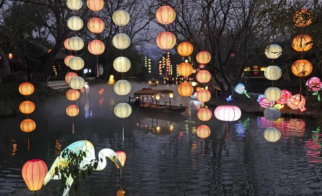 杭州夜晚最火的景区非这里莫属,白天赏梅,晚上观灯,好评如潮!