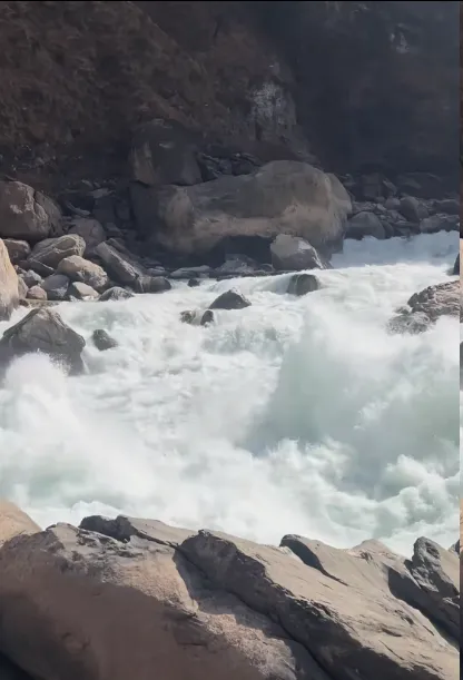 云南中虎跳峡“发疯石”有人落水,景区称为未开发区域,消防:接到报警去救援;镇政府:还在搜寻