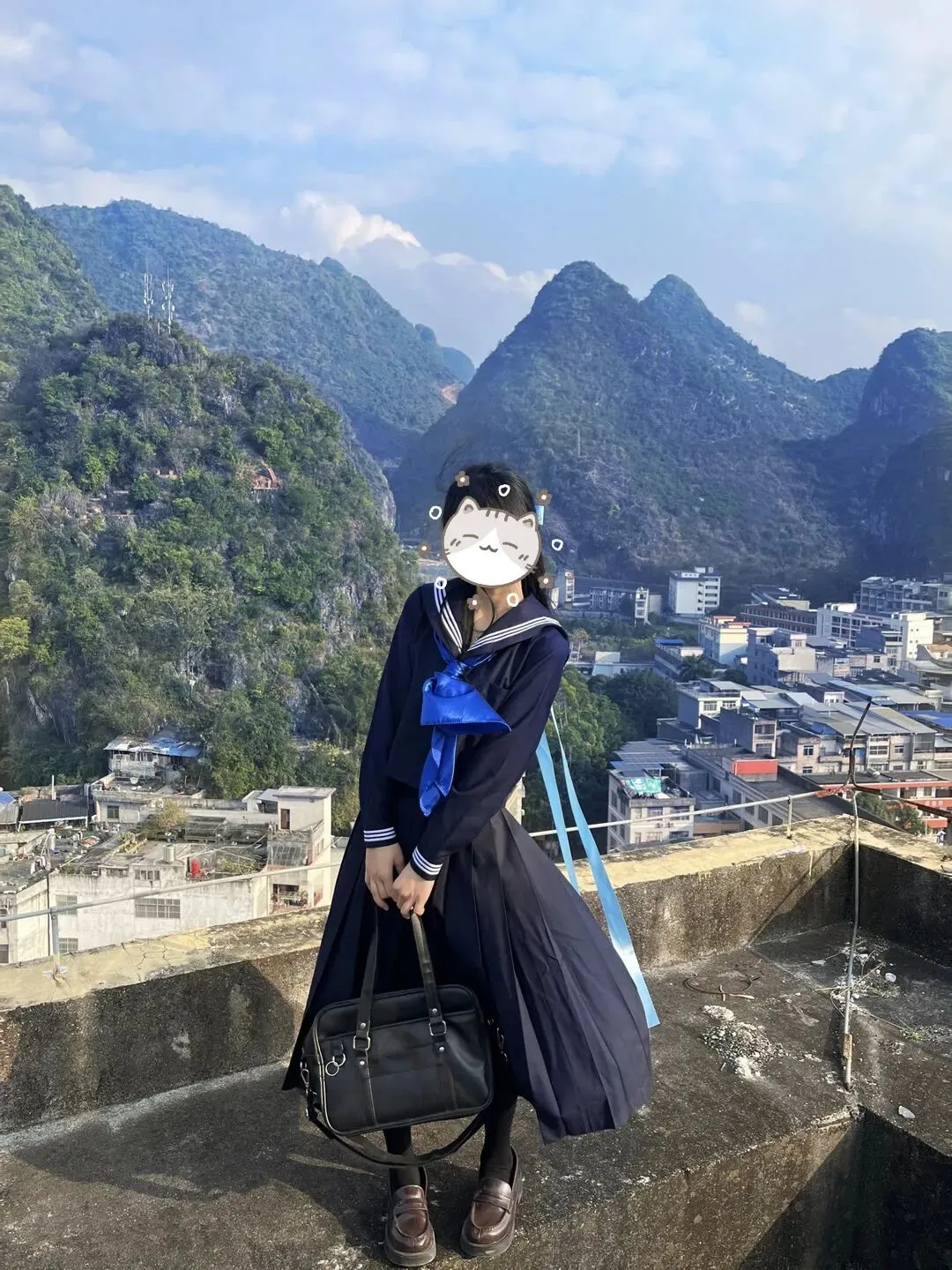 不用特意找景点,在楼顶也能拍出好看的日常感