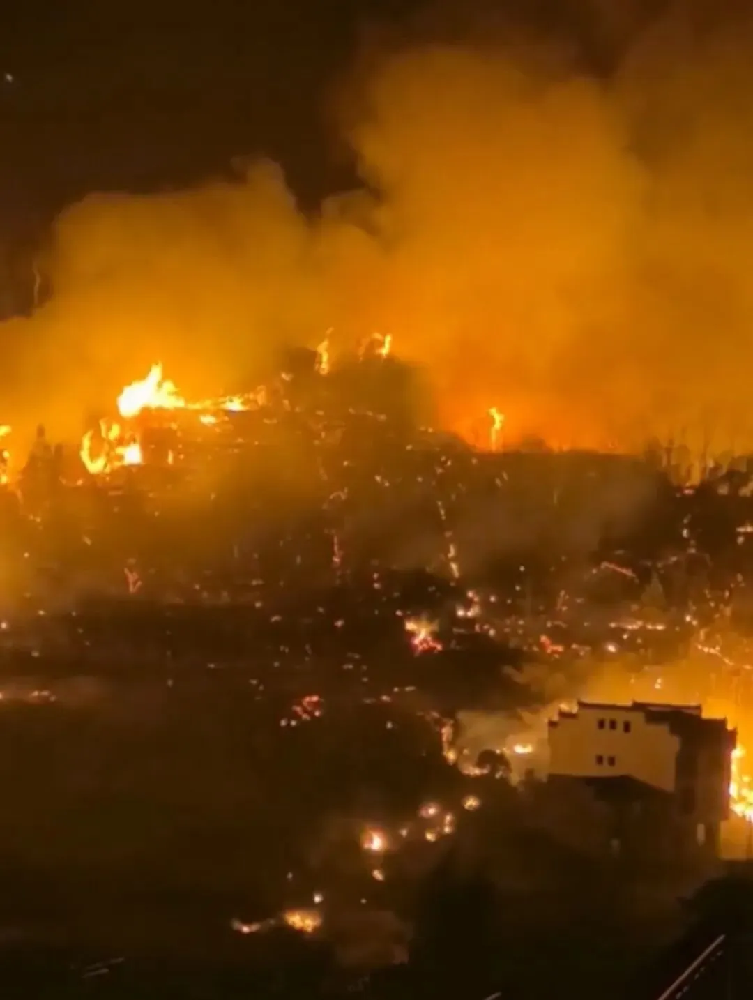 又一知名景区附近突发山火,现场火势明显,浓烟滚滚!