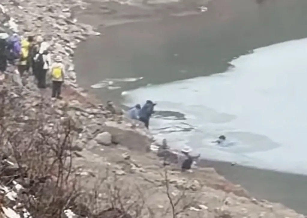 2月25日,云南雨崩景区冰湖有多人不慎坠入湖中,落水游客已全部救起