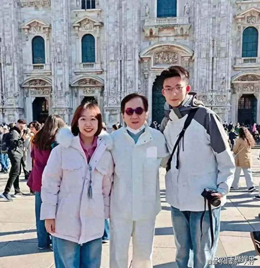 72岁成龙和儿子意大利同行旅游,父子俩再次同框,比以前更帅气了,十年隔阂终化解,父子破冰画面太暖