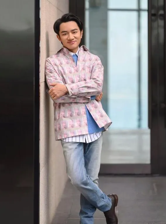 46岁王祖蓝现身福州旅游,他真人看起来好矮,个子目测只有1.5米