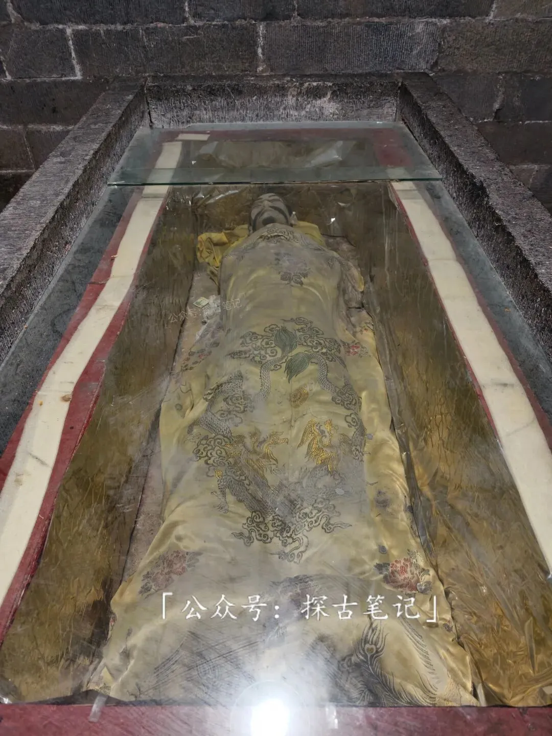 被古墓景区吓一跳,棺内的是不是真人?