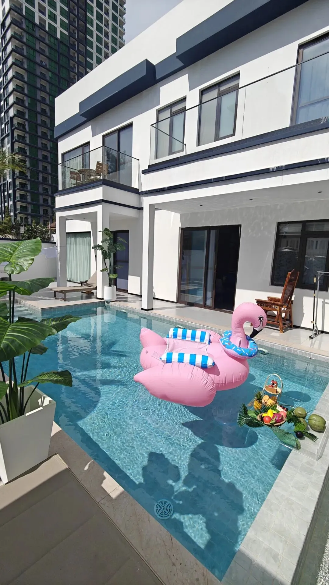 泰国旅游芭提雅住别墅推荐:海边泳池别墅5卧6卫1客厅1台球室1厨房户外烧烤 独栋3层楼楼顶海景