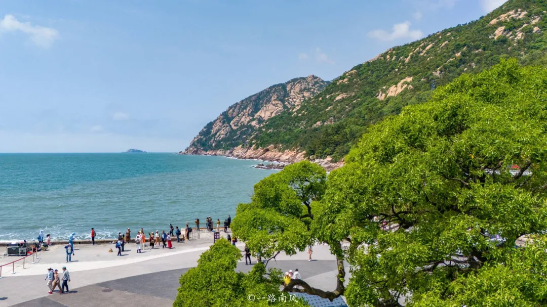 大批俄罗斯人“霸占”青岛街头,打着旅游的幌子,不去栈桥不逛崂山,到底被啥迷住了?