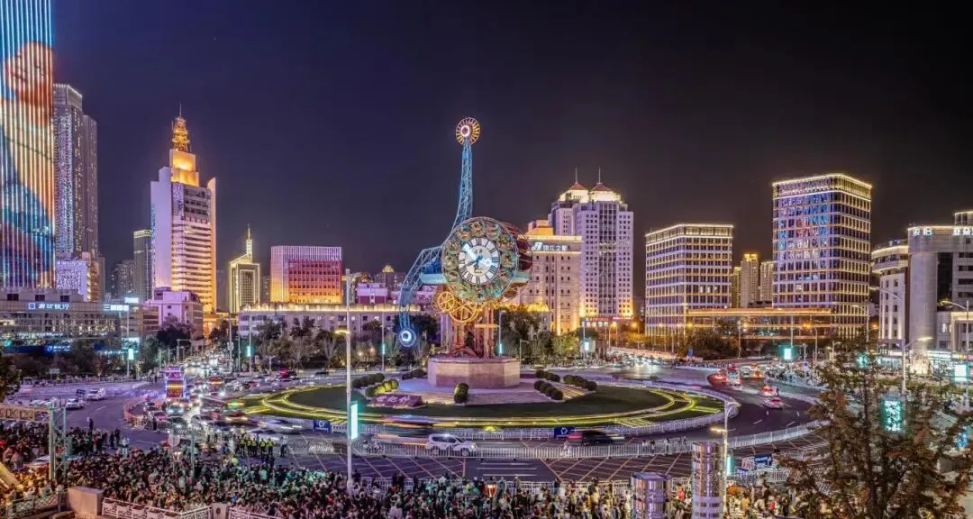 大批俄罗斯人“霸占”天津街头,打着旅游的幌子,不逛五大道不去之眼,到底被啥迷住了?