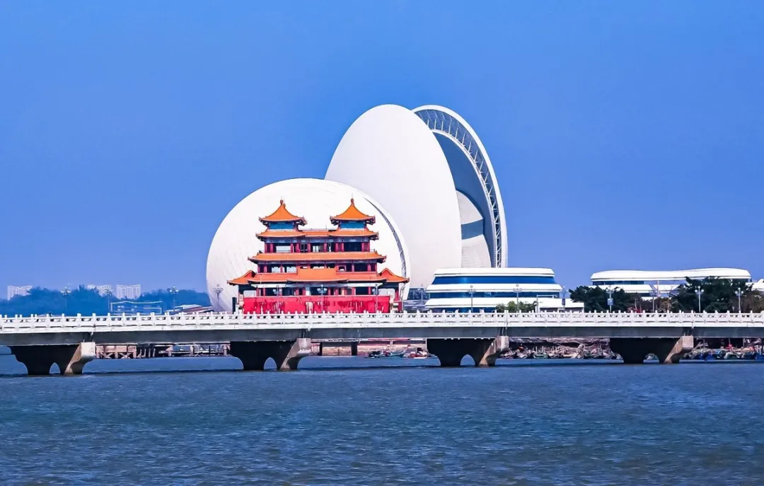 大批俄罗斯人“霸占”广东珠海街头,打着旅游的幌子,不逛情侣路不去长隆,到底被啥迷住了?