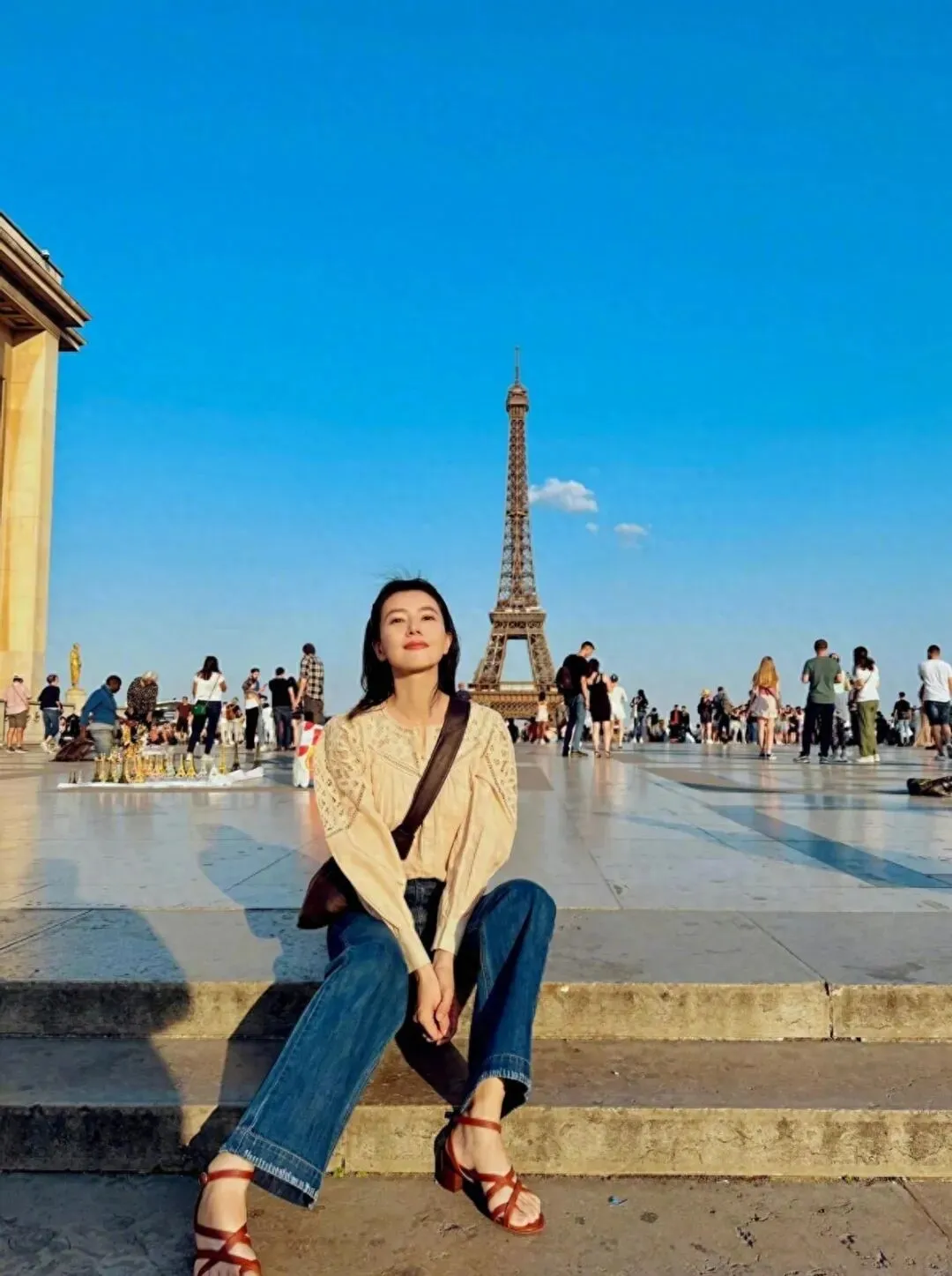 46岁高圆圆去旅游带火了一种新穿法:短上衣+牛仔裤,高级又洋气