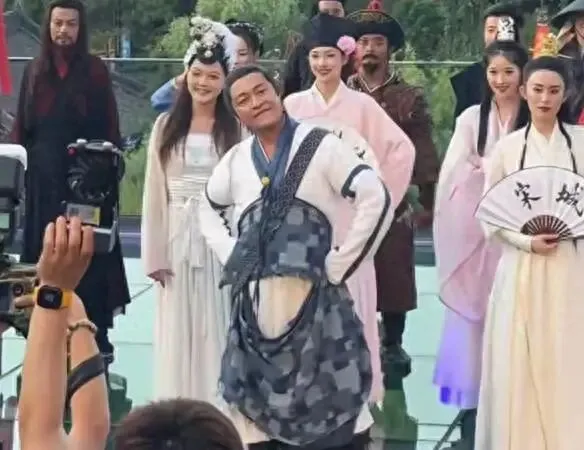 落地凤凰不如鸡?为养家糊口沦落到景区表演,这4位艺人太令人惋惜