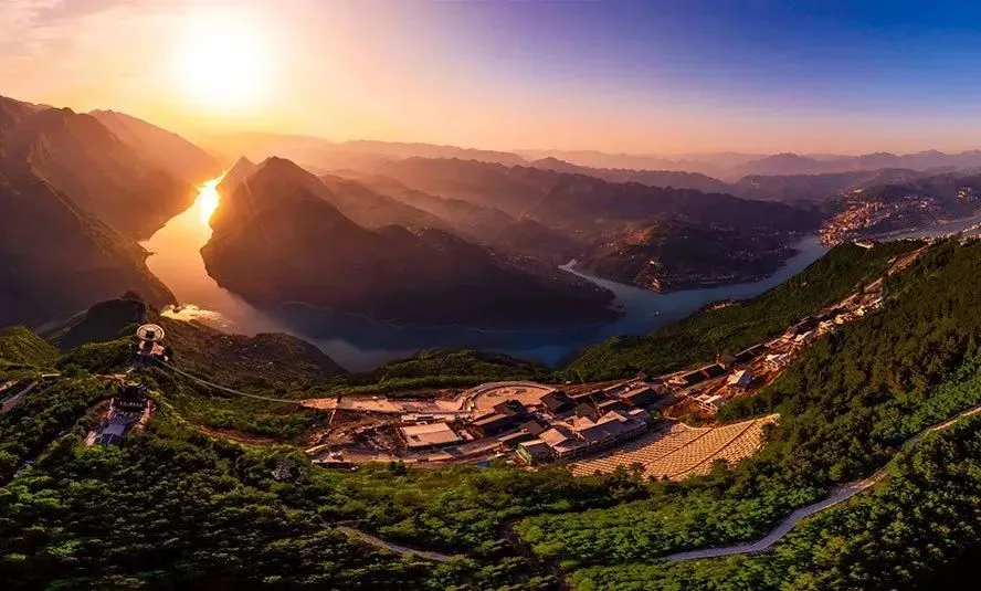 政府+景区双重补贴￥299【秘境巴东*醉美巫峡】打卡5元人民币背面风景地~巫峡口灵芝仙台+神农溪+巴人河+无源洞纯玩三日游