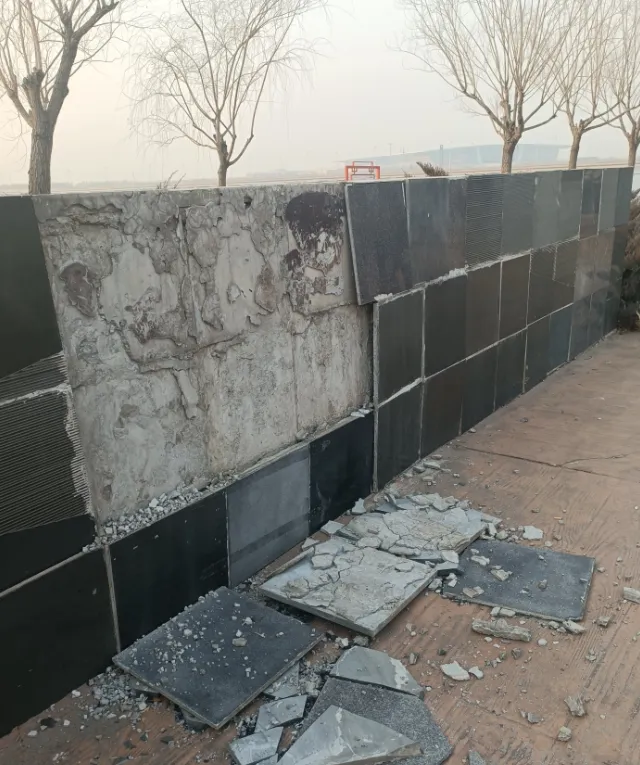 【滨海新区】金海湖景区东岸入口处瓷砖严重脱落 回复