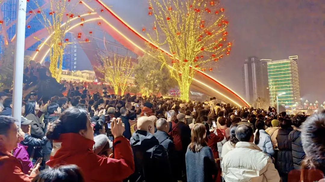 宜宾旅游旺季住宿难!网友大胆提议:三江口修高端大楼,还要造“泰坦尼克号”!