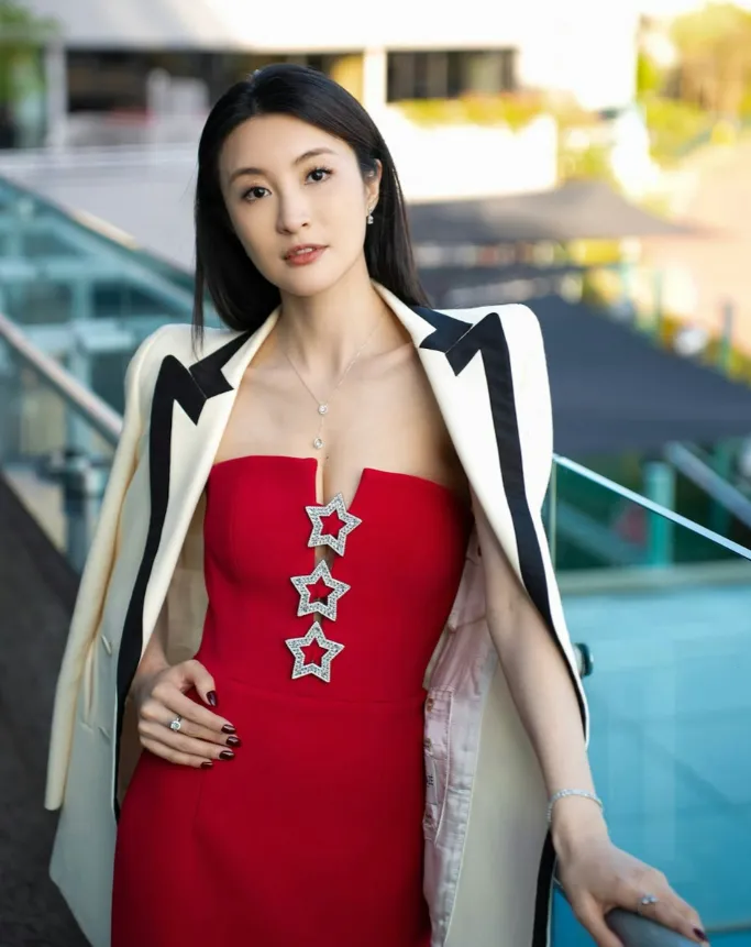 TVB视后衣锦还乡获任厦门旅游大使!参观就读中学看到学生照片!发文感慨!