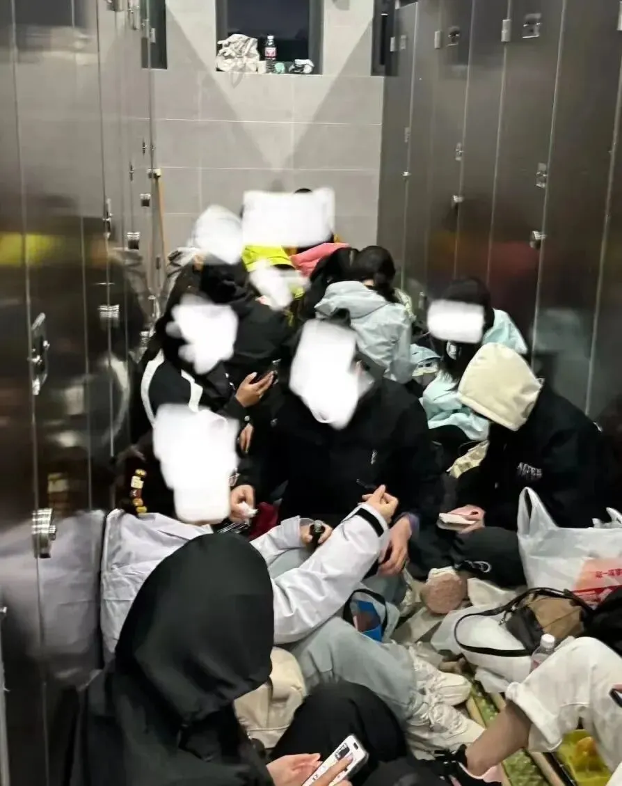 “大量游客挤在厕所过夜!” 知名景区回应