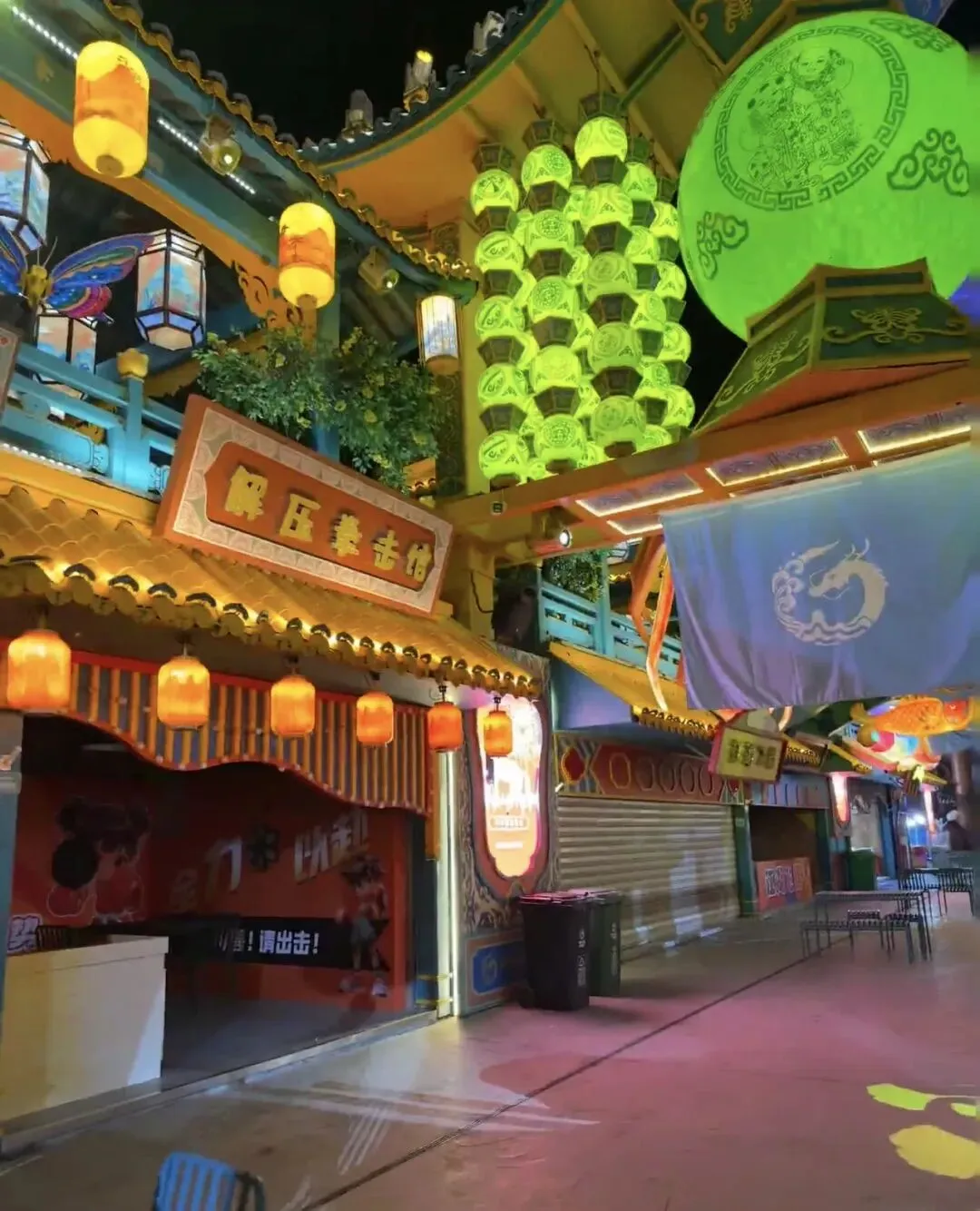 一落千丈?嘉兴这个曾经爆火的景区如今连过年都没有人,保洁、保安比游客还要多!店铺大部分关门、厕所门变形?