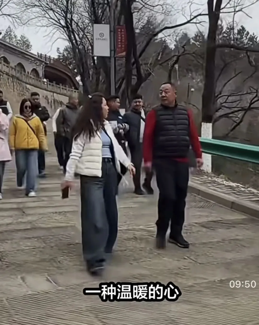 陕西延安宝塔山,于东来呼吁景区矿泉水卖2块钱一瓶:茶叶蛋卖1.5元一个