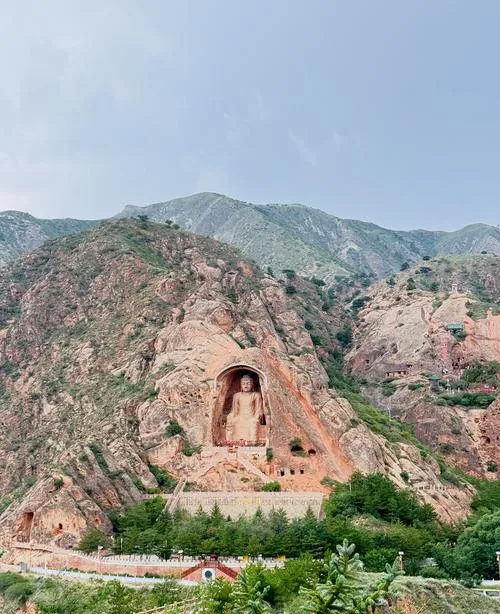 固原著名的旅游景点——须弥山石窟