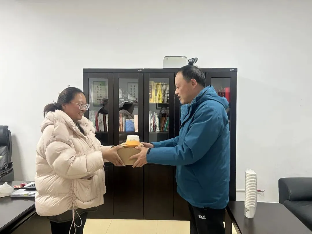 情暖三八节 关怀暖人心——大冰川旅游分公司走访慰问女职工