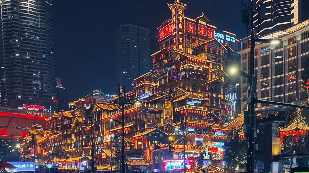 大批俄罗斯人“霸占”重庆街头,打着旅游的幌子,不拜洪崖洞不看磁器口,到底被啥迷住了?