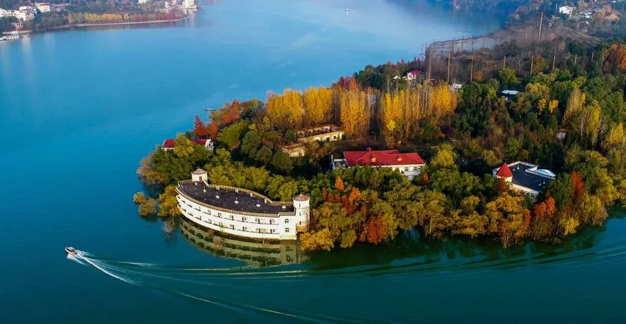 安康著名的旅游景点——瀛湖