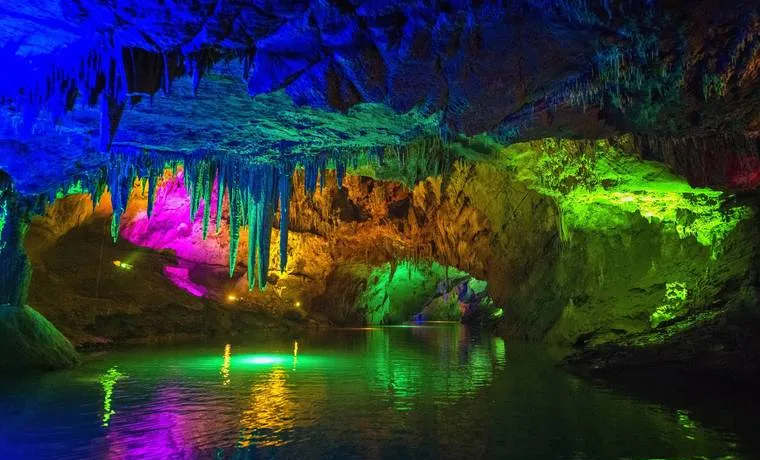 本溪著名的旅游景点——水洞