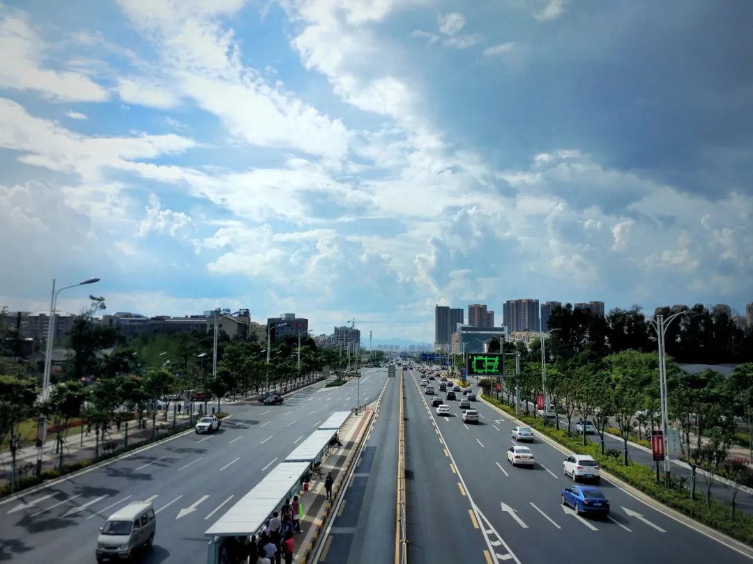 大批俄罗斯人“霸占”昆明街头,打着旅游的幌子,不拜圆通寺不看滇池,到底被啥迷住了?