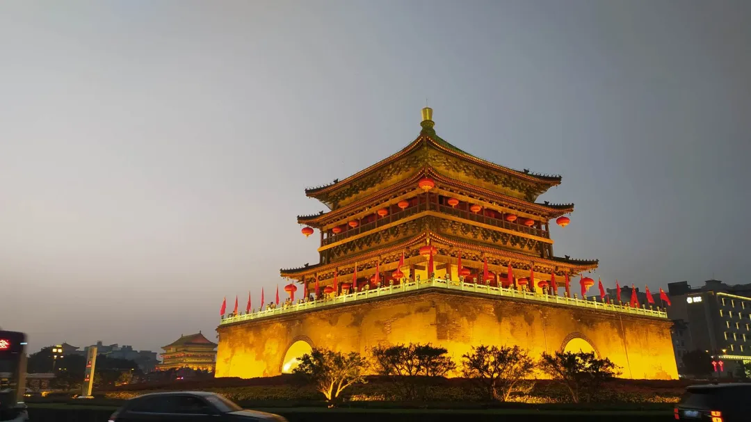 大批俄罗斯人“霸占”西安街头,打着旅游的幌子,不拜兵马俑不看大雁塔,到底被啥迷住了?