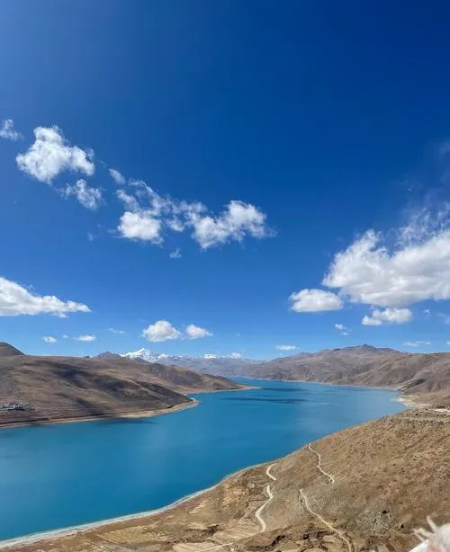 山南著名的旅游景点——羊卓雍措